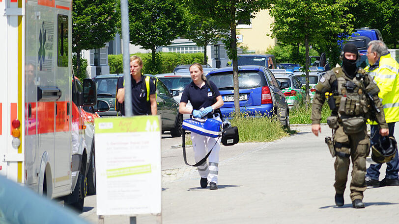 Der Mann verbarrikadierte sich in seiner Wohnung - die Polizei forderte eine SEK-Einheit ein. Die Bilder vom Einsatzort.