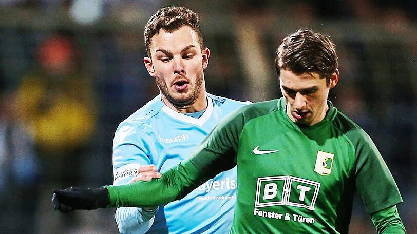 Endlich wieder auf dem Rasen: Löwe Simon Seferings gegen BSG Chemie Leipzig.