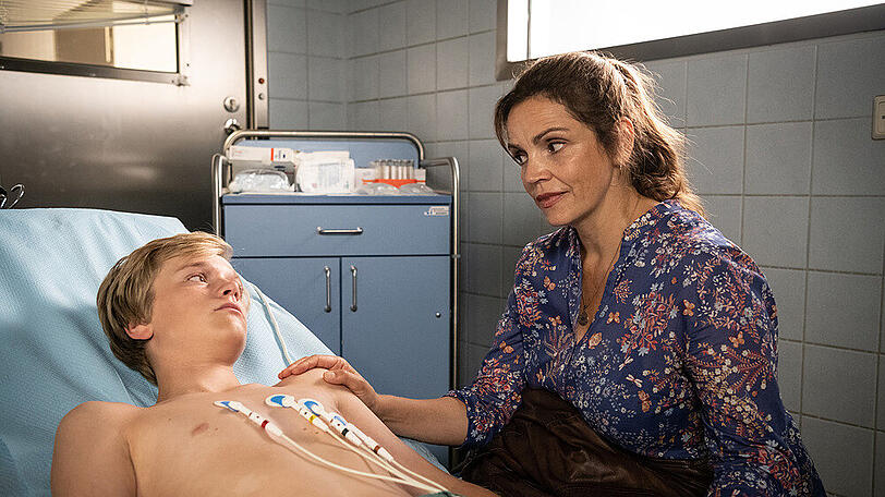 "Die Eifelpraxis: Herzenssachen": Vera (Rebecca Immanuel) sorgt sich um den 15-jährigen Fritz (Dennis Hofmeister) nach seinem Schwächeanfall