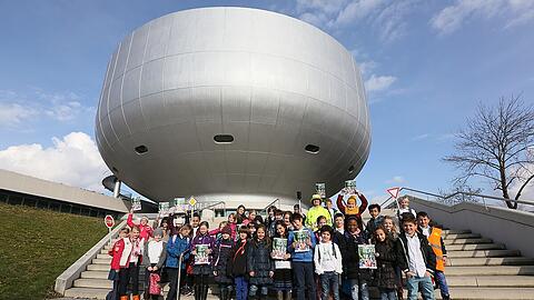 Die Schüler der Grundschule an der Oselstraße bei der Übergabe der neuen Schulwegpläne im BMW Museum.