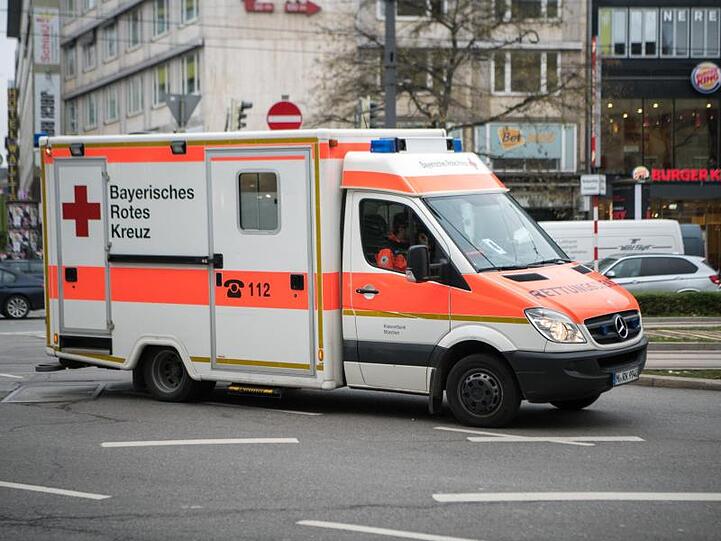 Eine Krankenwagen fährt über eine Straße. Foto: Peter Kneffel/Archivbild