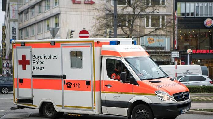 Ein Arbeiter hat auf einer Baustelle durch Lösungsmitteldämpfe das Bewusstsein verloren. (Symbolbild)