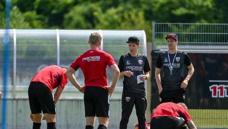 Roberto Pätzold (stehend, 2. v. r.), neuer Trainer beim FC Ingolstadt spricht zur Mannschaft.