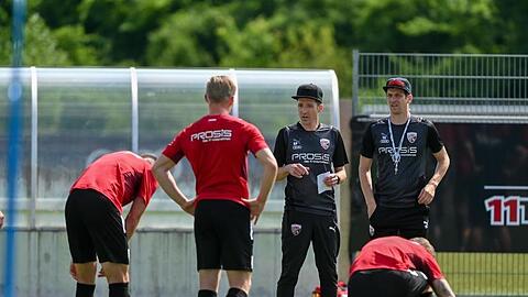 Roberto Pätzold (stehend, 2. v. r.), neuer Trainer beim FC Ingolstadt spricht zur Mannschaft.