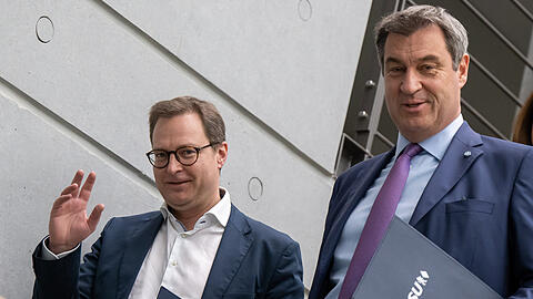 Markus Söder (r), CSU-Parteivorsitzender, und Martin Huber gehen gemeinsam zur Sitzung des CSU-Parteivorstands. Der CSU-Landtagsabgeordnete Huber wird neuer Generalsekretär der Partei