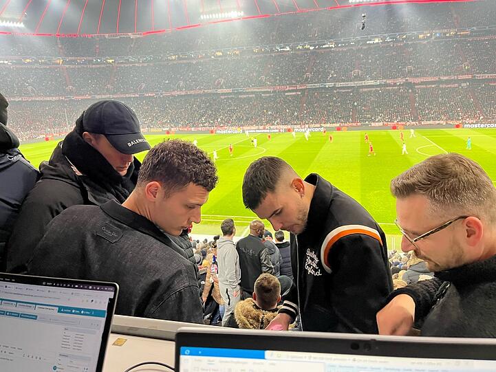 Erstmals seit seinem Beinbruch im Stadion: Manuel Neuer (l.), mit seinen Kollegen Benjamin Pavard und Lucas Hernández (r.).