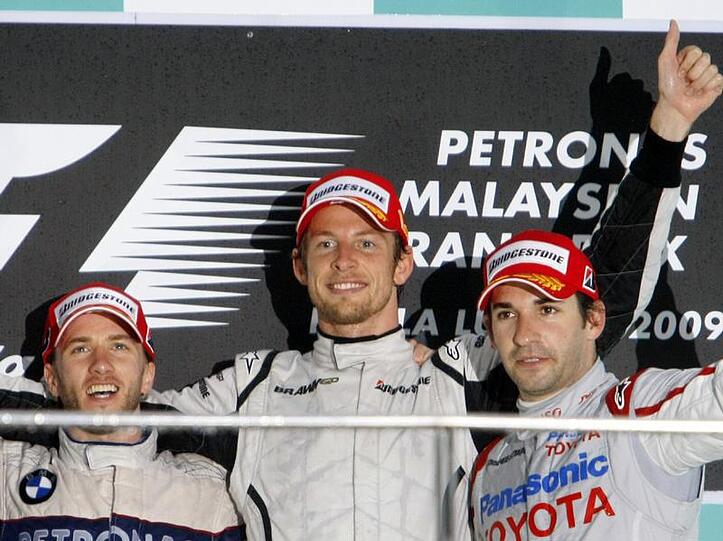 Nick Heidfeld (r), Jenson Button (m) und Timo Glock strahlen auf dem Siegertreppchen in Sepang.
