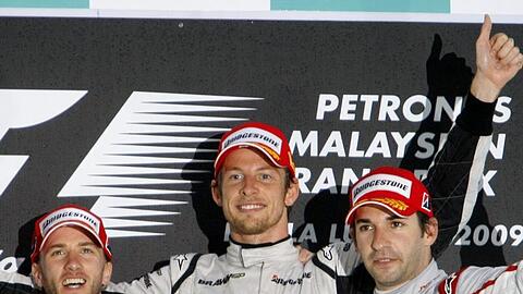 Nick Heidfeld (r), Jenson Button (m) und Timo Glock strahlen auf dem Siegertreppchen in Sepang.