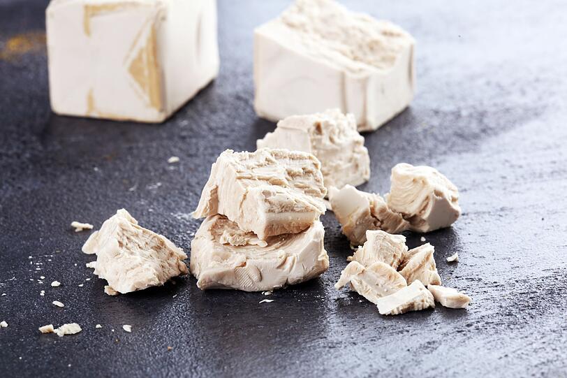 Hefeflocken eignen sich vor allem zum W&uuml;rzen von Speisen, die eine k&auml;sige Note ben&ouml;tigen, wie zum Beispiel bei der Zubereitung von veganen K&auml;se-Saucen oder Dips. Mit Hefeflocken kann man g&auml;nzlich auf Salz verzichten. Doch Allergiker sollten wissen: Hefeflocken beinhalten oft Weizenmehl.