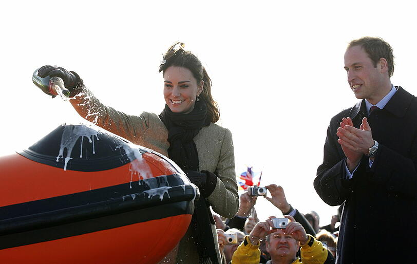 Es war nur ein Rettungsboot &ndash; aber hunderte Shaulustige kamen zu seiner Taufe, weil seine "Paten" keine
geringeren als Prinz William und sein Verlobte Kate Middleton sind. Die Bilder vom Auftritt.