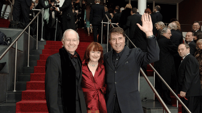 Michael Kunze mit Frau Roswitha und Udo Jürgens bei der Musical-Premiere &bdquo; Elisabeth&ldquo; in Stuttgart (2005).