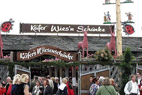 Weil sie sich bedroht fühlte, hat eine Hamburgerin einen 33-Jährigen vor Käfers Wiesnschänke niedergestochen. Jetzt wurde sie in Hamburg verhaftet.