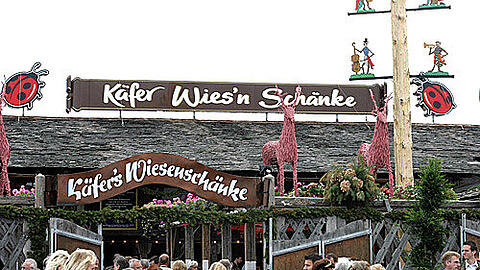 Weil sie sich bedroht fühlte, hat eine Hamburgerin einen 33-Jährigen vor Käfers Wiesnschänke niedergestochen. Jetzt wurde sie in Hamburg verhaftet.