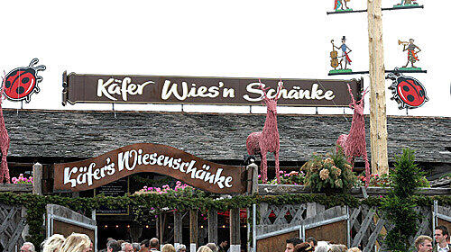 Weil sie sich bedroht fühlte, hat eine Hamburgerin einen 33-Jährigen vor Käfers Wiesnschänke niedergestochen. Jetzt wurde sie in Hamburg verhaftet.