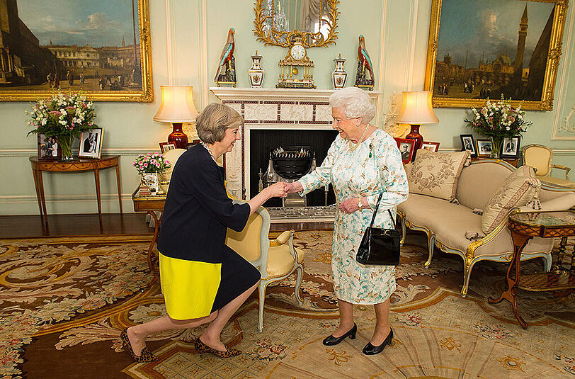 Knicks vor der Queen: Großbritanniens neue Premierministerin Theresa May (l.).