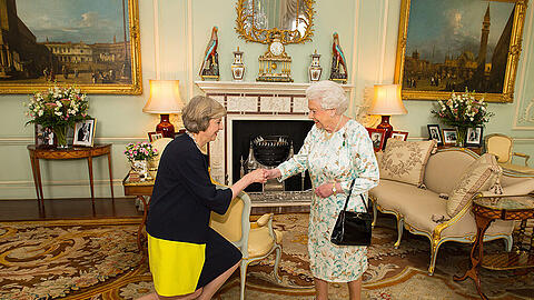 Knicks vor der Queen: Großbritanniens neue Premierministerin Theresa May (l.).