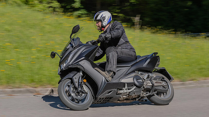 Der AK 550i ABS soll beeindruckend dynamische Fahrleistungen und einen überaus hohen Fahrkomfort bieten.