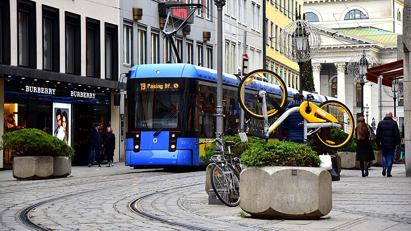 Sieht man immer wieder in der Münchner Innenstadt: oBikes an ungewöhnlichen Orten.