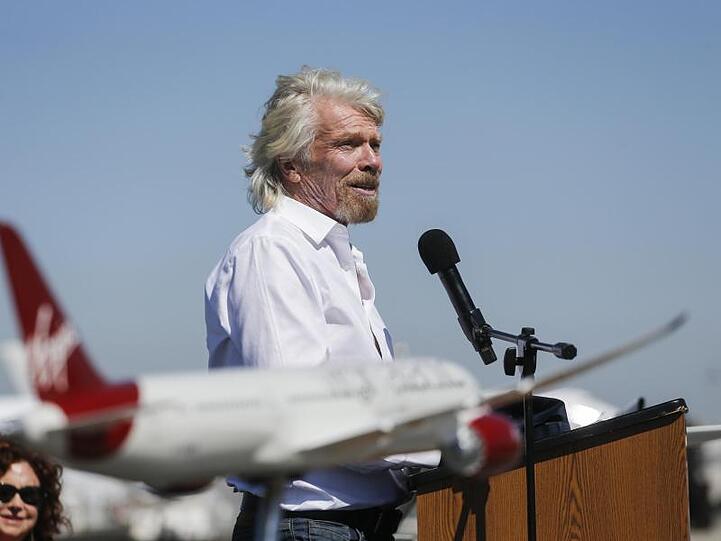 Der britische Unternehmer und Gründer der Virgin Group, Sir Richard Branson, hält bei seiner Aufnahme in den Flight Path Walk of Fame am Los Angeles International Airport eine Rede.