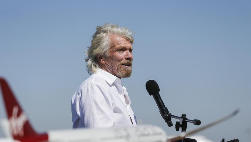 Der britische Unternehmer und Gründer der Virgin Group, Sir Richard Branson, hält bei seiner Aufnahme in den Flight Path Walk of Fame am Los Angeles International Airport eine Rede.
