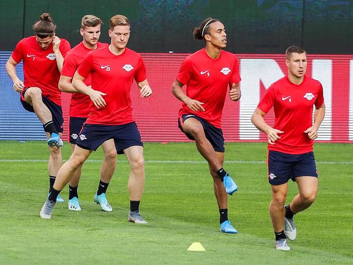 Die Leipziger starten ohne Nationalspieler Lukas Klostermann in Lissabon.