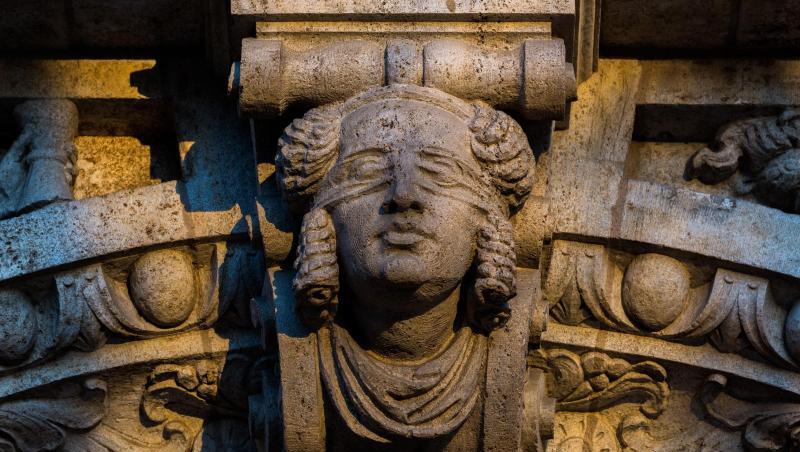 Die morgendliche Sonne scheint auf die Skulptur der Justitia ein einem Gerichtsgebäude. Foto: Nicolas Armer/Archiv Die morgendliche Sonne scheint auf die Skulptur der Justitia ein einem Gerichtsgebäude. Foto: Nicolas Armer/Archiv