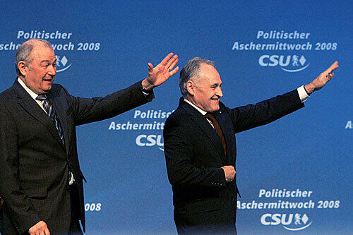 Das Tandem: Günther Beckstein (l.) und Erwin Huber beim Politischen Aschermittwoch in Passau - Die Rolle noch nicht gefunden?