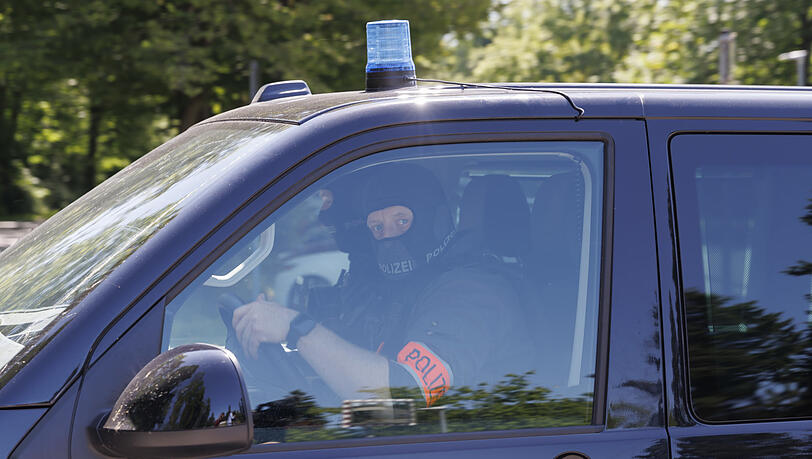Ein Polizeifahrzeug verlässt das Gelände des Bundesgerichtshofs.