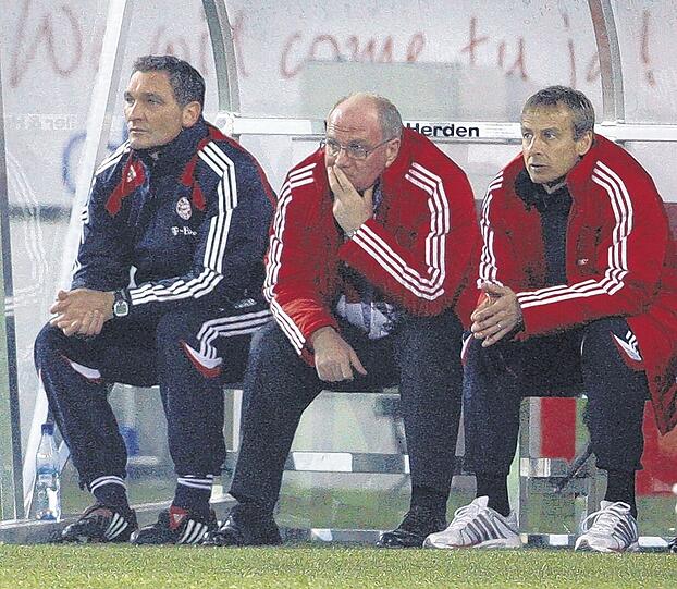 Nicht einmal in Ingolstadt gab es Grund zum Jubel auf der Bayern-Bank: Torwarttrainer Walter Junghans, Manager Uli Hoeneß und Trainer Jürgen Klinsmann.