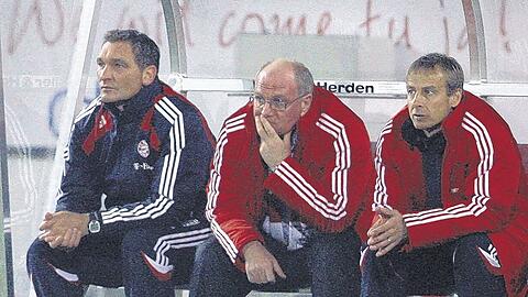 Nicht einmal in Ingolstadt gab es Grund zum Jubel auf der Bayern-Bank: Torwarttrainer Walter Junghans, Manager Uli Hoeneß und Trainer Jürgen Klinsmann.