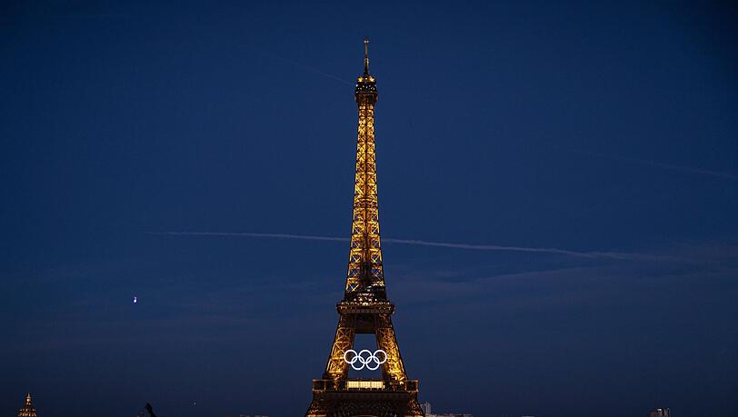 Die olympischen Ringe sind auf dem Eiffelturm in Paris zu sehen.