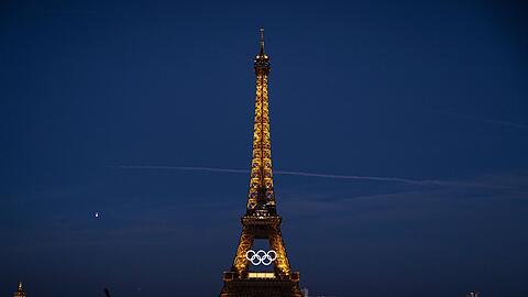 Die olympischen Ringe sind auf dem Eiffelturm in Paris zu sehen.