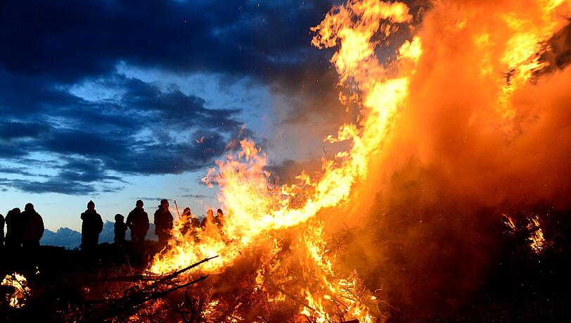 Wegen der Trockenheit steht noch nicht überall fest, ob Osterfeuer abgebrannt werden können. (Archivfoto)