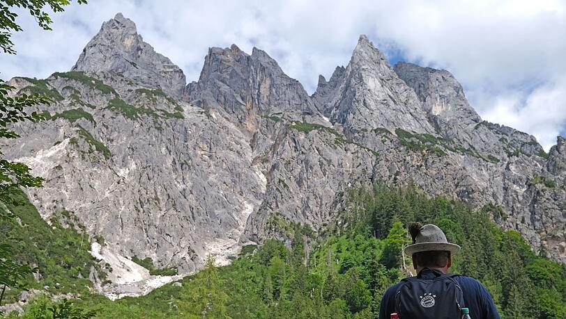 In einem Teil der Berchtesgadener Alpen besteht die Gefahr eines weiteren Felssturzes. (Symbolbild)