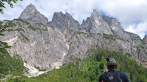 In einem Teil der Berchtesgadener Alpen besteht die Gefahr eines weiteren Felssturzes. (Symbolbild)