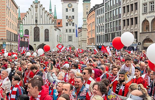 Der Marienplatz, getaucht in Rot und Wei&szlig;: Teilweise harren die Fans seit Stunden am Marienplatz aus, um ihren Helden zuzujubeln.