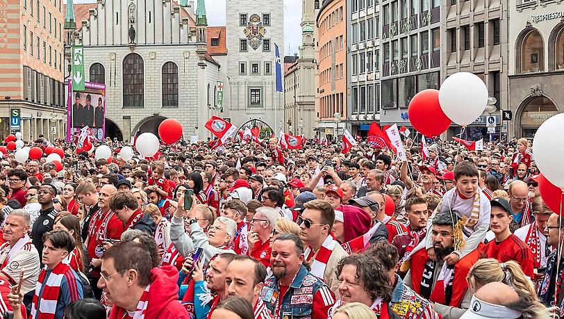 Der Marienplatz, getaucht in Rot und Wei&szlig;: Teilweise harren die Fans seit Stunden am Marienplatz aus, um ihren Helden zuzujubeln.