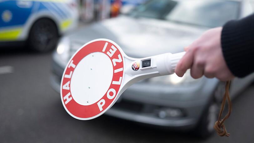 Das &uuml;berladene Auto mit sechs ungesicherten Kindern fiel bei einer Grenzkontrolle auf. (Symbolbild)