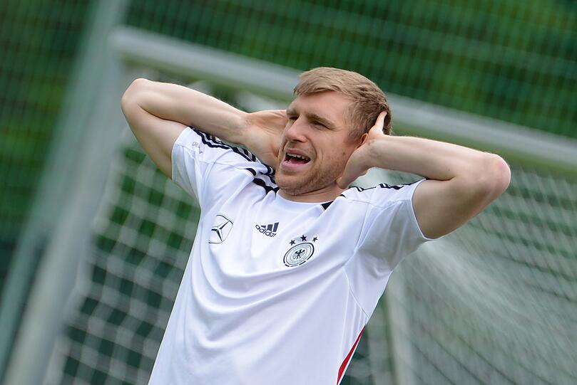 Konzentration in Danzig: Beim Training der Nationalelf zwei Tage vor dem EM-Auftaktspiel stehen mit Lahm und Khedira wieder alle 23 Spieler auf dem Platz.