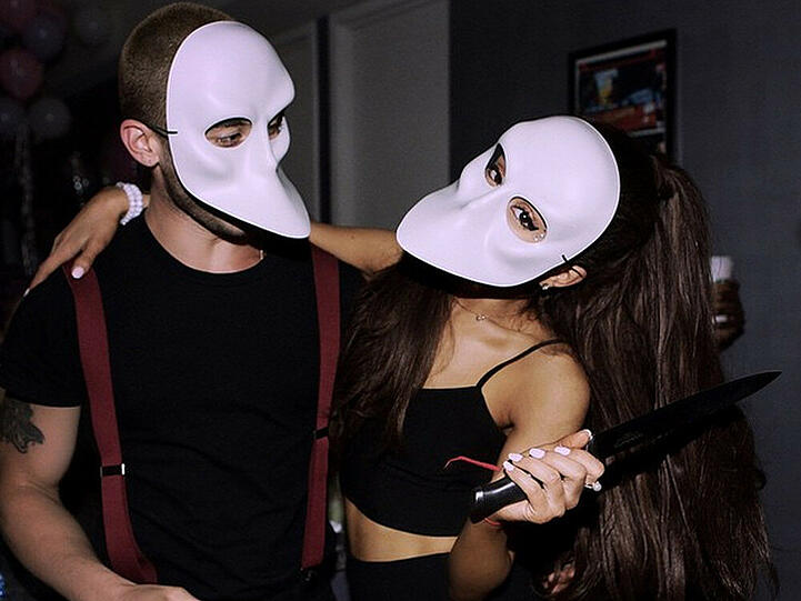 Von wegen süßes Pop-Sternchen: Ariana Grande (r.) sieht mit Maske und Messer ganz schön bedrohlich aus