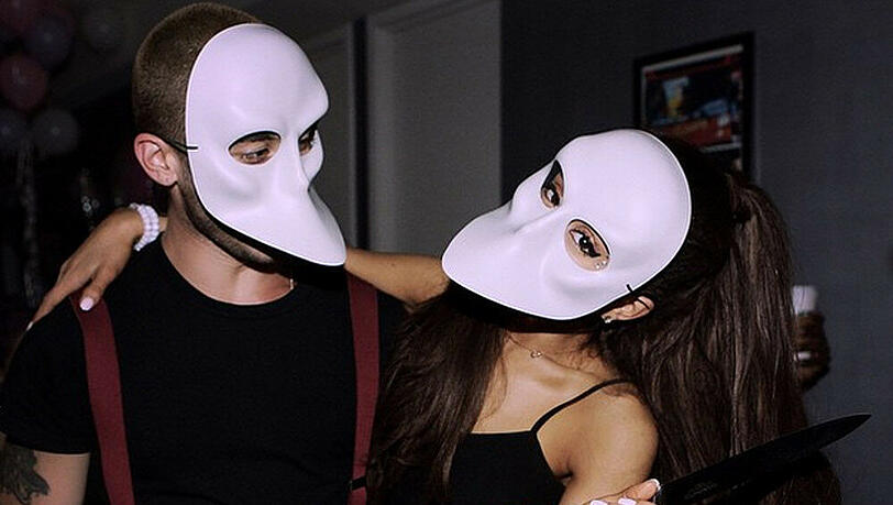 Von wegen süßes Pop-Sternchen: Ariana Grande (r.) sieht mit Maske und Messer ganz schön bedrohlich aus Von wegen süßes Pop-Sternchen: Ariana Grande (r.) sieht mit Maske und Messer ganz schön bedrohlich aus