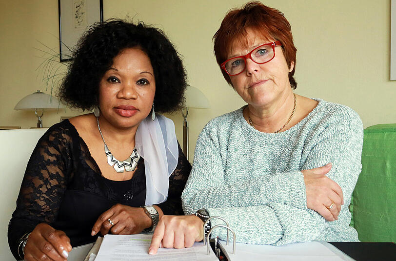 Verzweifeln an der deutschen Bürokratie: Ada (45) aus Nigeria und Flüchtlingshelferin Christiane J.