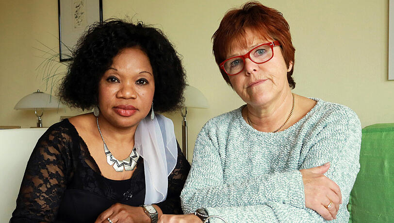 Verzweifeln an der deutschen Bürokratie: Ada (45) aus Nigeria und Flüchtlingshelferin Christiane J. Verzweifeln an der deutschen Bürokratie: Ada (45) aus Nigeria und Flüchtlingshelferin Christiane J.