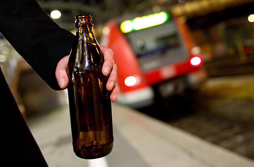 Angetrunken hat ein 39-Jähriger in der S-Bahn randaliert. Dafür muss er jetzt ins Gefängnis.