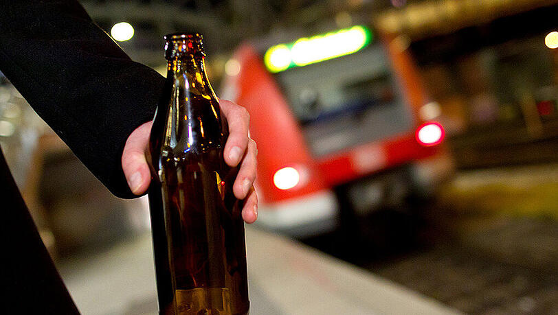 Angetrunken hat ein 39-Jähriger in der S-Bahn randaliert. Dafür muss er jetzt ins Gefängnis. Angetrunken hat ein 39-Jähriger in der S-Bahn randaliert. Dafür muss er jetzt ins Gefängnis.