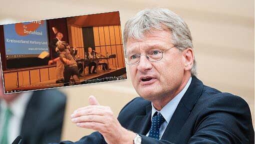 Der Tortenwerfer verfehlt den Politiker. Der Tortenwerfer verfehlt den Politiker.