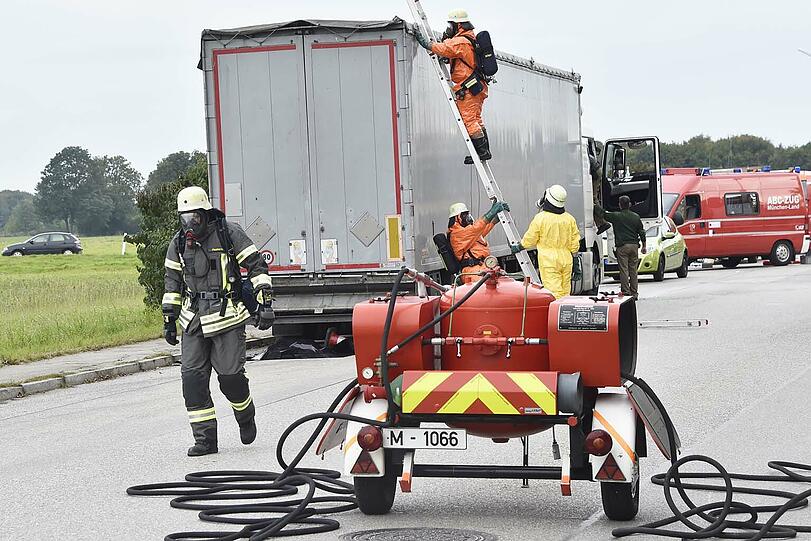 Wie gefährlich war die Flüssigkeit aus dem Lkw? Die Feuerwehr tappte zunächst im Dunkeln.