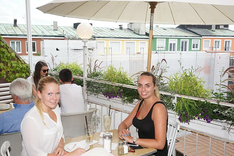 Café Glockenspiel: Die Terrasse ist ein unglaublich gemütlicher Ort oberhalb der hektisch-lauten Fußgängerzone. Die Aussicht ist eingeschränkt, denn die Terrasse geht zum Hinterhof raus &ndash; aber mit Blick auf den Alten Peter. Die Gäste sitzen auf weißen Stühlen und rustikalen Holzbänken. Es gibt eine wechselnde Tages- und Abendkarte. Besonders gern werden die hausgemachten Limonaden bestellt, ein großes Glas kostet 4,60 Euro. Einen Spritz (6,50 Euro) gibt&rsquo;s freilich auch. Bei schlechtem Wetter kann das Dach der Terrasse einfach zugezogen werden. Praktisch.