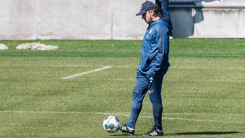 Natürlich auch beim Training dabei: Coach Hansi Flick, dessen Vertrag am Freitag bis 2023 verlängert wurde.