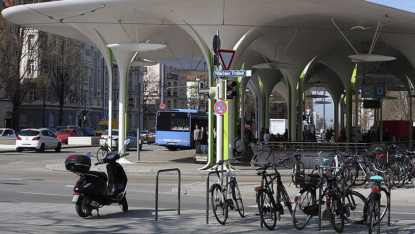Ein Obdachloser ist an der Münchner Freiheit von drei Männern brutal zusammegeschlagen worden. Einer der Täter sitzt nun in Haft. Ein Obdachloser ist an der Münchner Freiheit von drei Männern brutal zusammegeschlagen worden. Einer der Täter sitzt nun in Haft.
